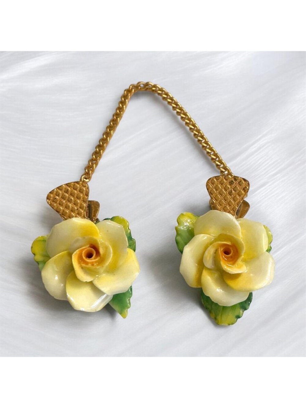 Vintage Porcelain Yellow Rose Sweater Clip With Gold-Tone Chain And Textured Cli - Picture 1 of 10